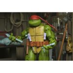 HANDYMAN DONATELLO TEENAGE MUTANT NINJA TURTLES MIRAGE COMICS. Neca introduce la figura articulada Handyman Donatello basada en los cómics originales de "Teenage Mutant Ninja Turtles" de Mirage Studios. Esta figura mide 18 cm e incluye 2x cabezas intercambiables, 4x manos intercambiables, 1x cinturón de herramientas, 1x máquina de escribir, 2x martillos, 2x destornilladores y 3x herramientas adicionales. Se presenta en una caja con ventana con ilustraciones de Kevin Eastman.