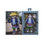 ULTIMATE PANDA KHAN TEENAGE MUTANT NINJA TURTLES CARTOON. Neca, en colaboración con Gaelstone Media, presenta la esperada figura Ultimate Panda Khan basada en la serie animada "Teenage Mutant Ninja Turtles". Esta figura mide 18 cm e incluye 2x cabezas intercambiables, 4x manos intercambiables, 1x mochila, 1x sombrero de bambú, 1x par de garras y 1x Morning Qi. Las partes superiores de las cabezas también son removibles para colocar el sombrero. Se presenta en una caja con ventana y tapa frontal abatible.