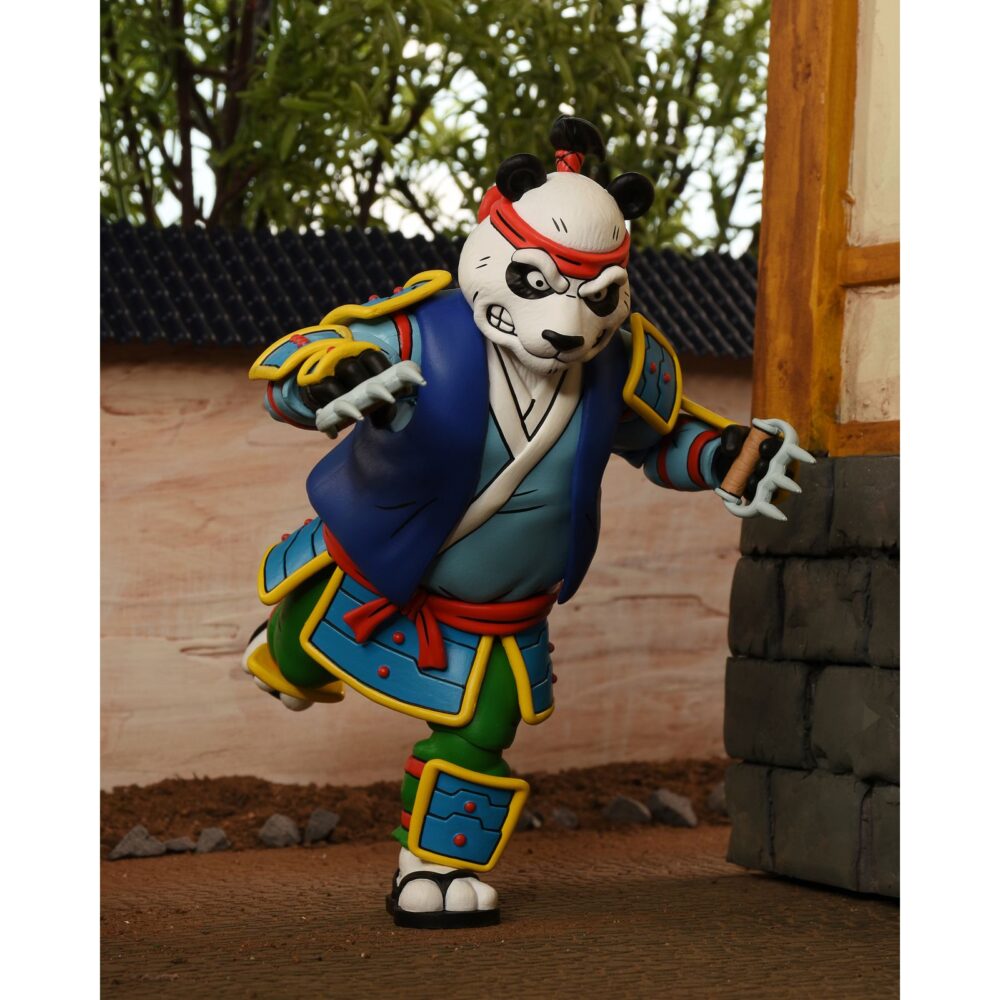 Ultimate panda khan teenage mutant ninja turtles cartoon. Neca, en colaboración con gaelstone media, presenta la esperada figura ultimate panda khan basada en la serie animada "teenage mutant ninja turtles". Esta figura mide 18 cm e incluye 2x cabezas intercambiables, 4x manos intercambiables, 1x mochila, 1x sombrero de bambú, 1x par de garras y 1x morning qi. Las partes superiores de las cabezas también son removibles para colocar el sombrero. Se presenta en una caja con ventana y tapa frontal abatible.