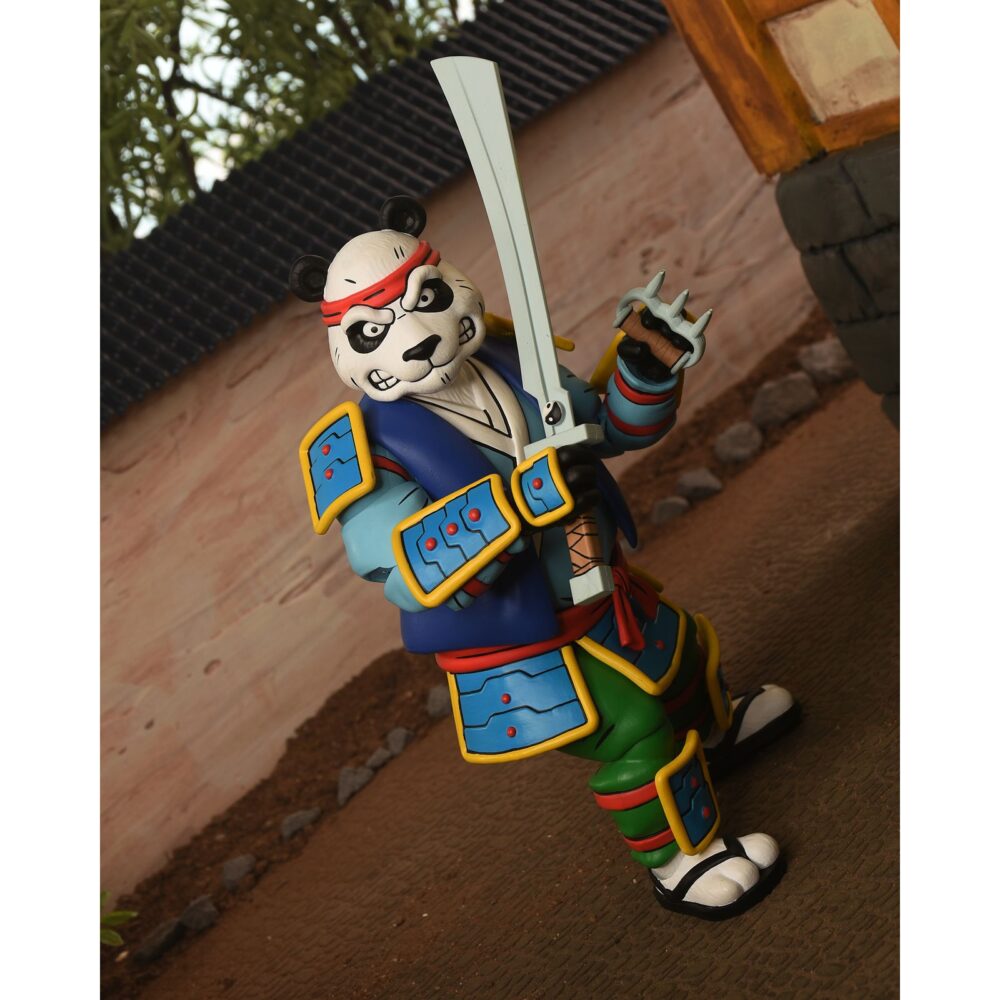 Ultimate panda khan teenage mutant ninja turtles cartoon. Neca, en colaboración con gaelstone media, presenta la esperada figura ultimate panda khan basada en la serie animada "teenage mutant ninja turtles". Esta figura mide 18 cm e incluye 2x cabezas intercambiables, 4x manos intercambiables, 1x mochila, 1x sombrero de bambú, 1x par de garras y 1x morning qi. Las partes superiores de las cabezas también son removibles para colocar el sombrero. Se presenta en una caja con ventana y tapa frontal abatible.