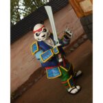 ULTIMATE PANDA KHAN TEENAGE MUTANT NINJA TURTLES CARTOON. Neca, en colaboración con Gaelstone Media, presenta la esperada figura Ultimate Panda Khan basada en la serie animada "Teenage Mutant Ninja Turtles". Esta figura mide 18 cm e incluye 2x cabezas intercambiables, 4x manos intercambiables, 1x mochila, 1x sombrero de bambú, 1x par de garras y 1x Morning Qi. Las partes superiores de las cabezas también son removibles para colocar el sombrero. Se presenta en una caja con ventana y tapa frontal abatible.