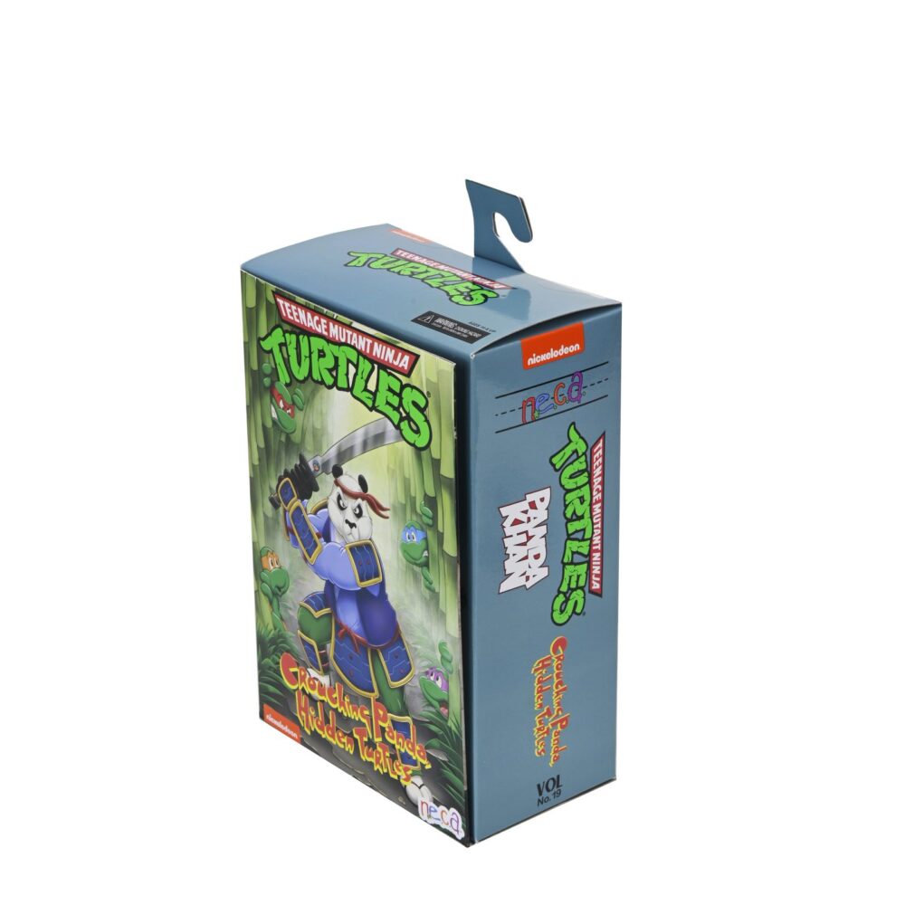 Ultimate panda khan teenage mutant ninja turtles cartoon. Neca, en colaboración con gaelstone media, presenta la esperada figura ultimate panda khan basada en la serie animada "teenage mutant ninja turtles". Esta figura mide 18 cm e incluye 2x cabezas intercambiables, 4x manos intercambiables, 1x mochila, 1x sombrero de bambú, 1x par de garras y 1x morning qi. Las partes superiores de las cabezas también son removibles para colocar el sombrero. Se presenta en una caja con ventana y tapa frontal abatible.