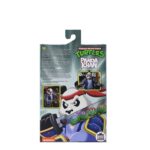 ULTIMATE PANDA KHAN TEENAGE MUTANT NINJA TURTLES CARTOON. Neca, en colaboración con Gaelstone Media, presenta la esperada figura Ultimate Panda Khan basada en la serie animada "Teenage Mutant Ninja Turtles". Esta figura mide 18 cm e incluye 2x cabezas intercambiables, 4x manos intercambiables, 1x mochila, 1x sombrero de bambú, 1x par de garras y 1x Morning Qi. Las partes superiores de las cabezas también son removibles para colocar el sombrero. Se presenta en una caja con ventana y tapa frontal abatible.