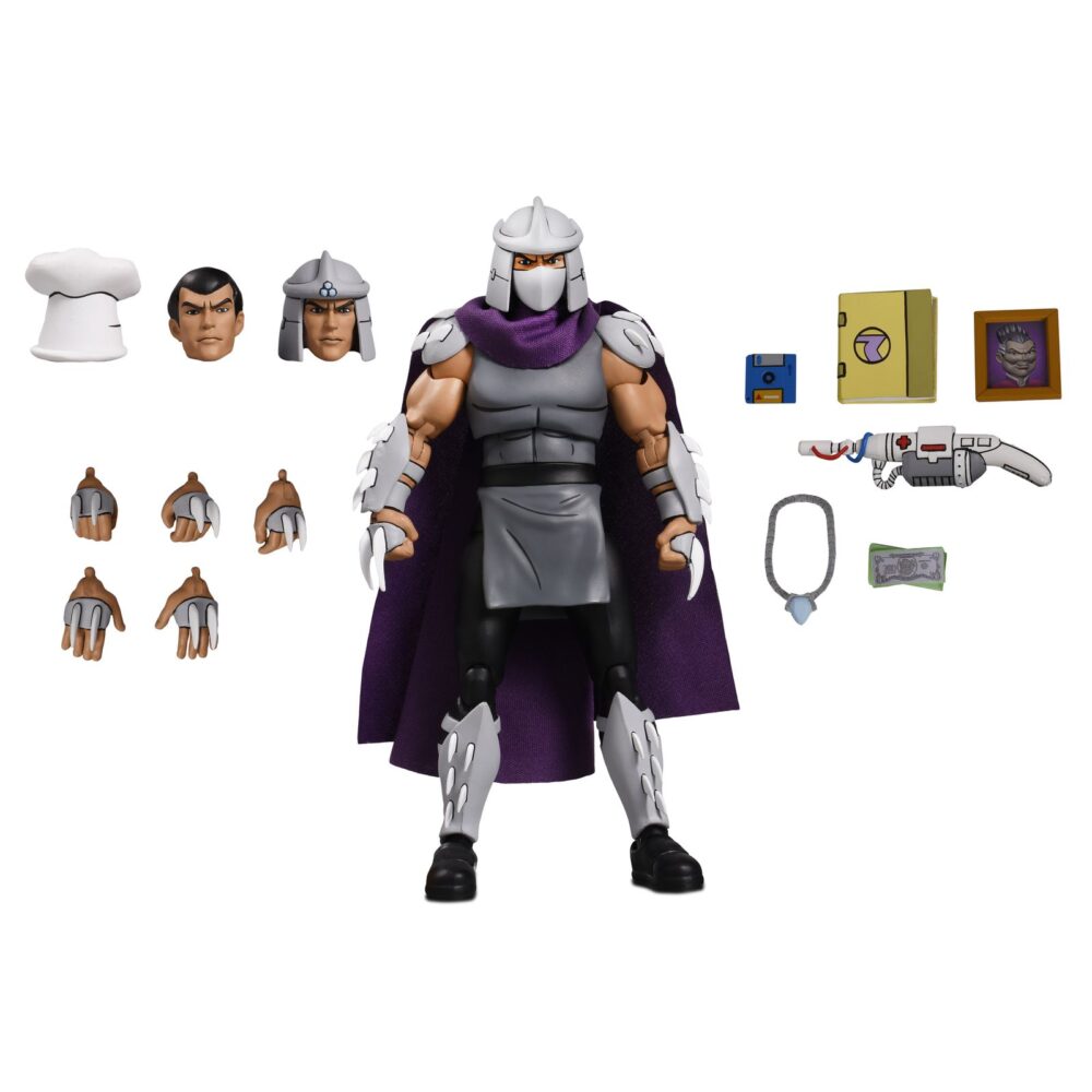 ULTIMATE SHREDDER (CLASSIC COLORS) TEENAGE MUTANT NINJA TURTLES CARTOON. Neca presenta la figura con colores clásicos de Ultimate Shredder, basada en la serie de televisión de los años 80 "Teenage Mutant Ninja Turtles". Esta figura mide 18 cm e incluye 2x cabezas intercambiables, 4x manos extras, 1x disquete, 1x arma, 1x collar, 1x paquete de billetes, 1x marco de foto y accesorios inspirados en episodios. Se presenta en una caja con ventana y tapa frontal abatible.