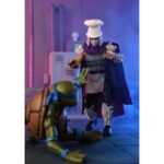 ULTIMATE SHREDDER (CLASSIC COLORS) TEENAGE MUTANT NINJA TURTLES CARTOON. Neca presenta la figura con colores clásicos de Ultimate Shredder, basada en la serie de televisión de los años 80 "Teenage Mutant Ninja Turtles". Esta figura mide 18 cm e incluye 2x cabezas intercambiables, 4x manos extras, 1x disquete, 1x arma, 1x collar, 1x paquete de billetes, 1x marco de foto y accesorios inspirados en episodios. Se presenta en una caja con ventana y tapa frontal abatible.