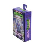 ULTIMATE SHREDDER (CLASSIC COLORS) TEENAGE MUTANT NINJA TURTLES CARTOON. Neca presenta la figura con colores clásicos de Ultimate Shredder, basada en la serie de televisión de los años 80 "Teenage Mutant Ninja Turtles". Esta figura mide 18 cm e incluye 2x cabezas intercambiables, 4x manos extras, 1x disquete, 1x arma, 1x collar, 1x paquete de billetes, 1x marco de foto y accesorios inspirados en episodios. Se presenta en una caja con ventana y tapa frontal abatible.
