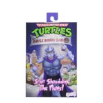ULTIMATE SHREDDER (CLASSIC COLORS) TEENAGE MUTANT NINJA TURTLES CARTOON. Neca presenta la figura con colores clásicos de Ultimate Shredder, basada en la serie de televisión de los años 80 "Teenage Mutant Ninja Turtles". Esta figura mide 18 cm e incluye 2x cabezas intercambiables, 4x manos extras, 1x disquete, 1x arma, 1x collar, 1x paquete de billetes, 1x marco de foto y accesorios inspirados en episodios. Se presenta en una caja con ventana y tapa frontal abatible.