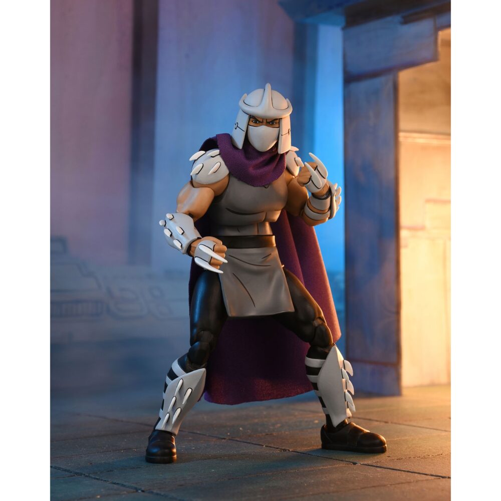 Ultimate shredder (classic colors) teenage mutant ninja turtles cartoon. Neca presenta la figura con colores clásicos de ultimate shredder, basada en la serie de televisión de los años 80 "teenage mutant ninja turtles". Esta figura mide 18 cm e incluye 2x cabezas intercambiables, 4x manos extras, 1x disquete, 1x arma, 1x collar, 1x paquete de billetes, 1x marco de foto y accesorios inspirados en episodios. Se presenta en una caja con ventana y tapa frontal abatible.