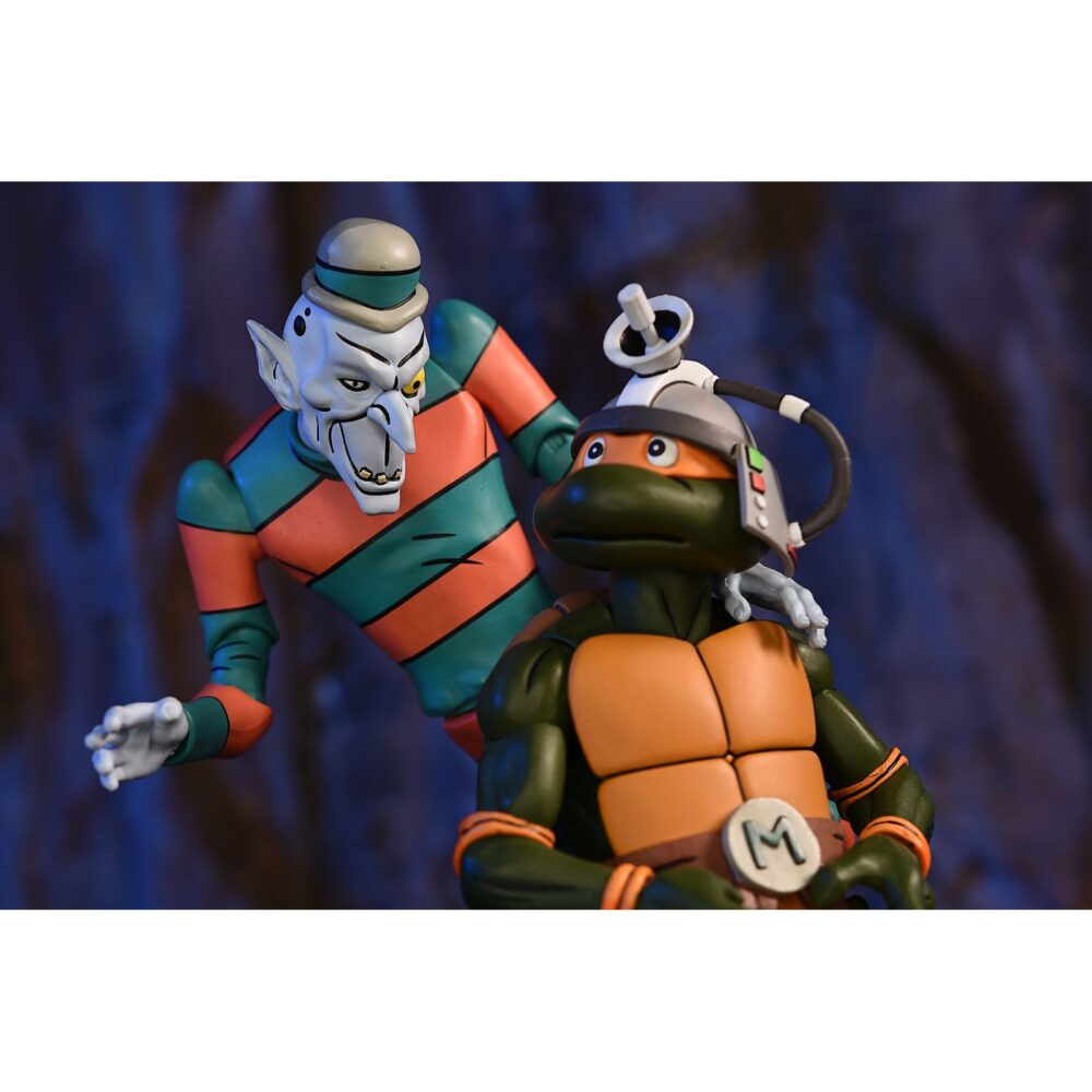 Creepy eddie and shibano-sama teenage mutant ninja turtles cartoon. Neca incorpora a su catálogo este set de figuras articuladas de creepy eddie y shibano-sama, basado en el cómic "teenage mutant ninja turtles: saturday morning adventures". Ambas figuras tienen 18 cm de altura e incluyen 6x pares de manos intercambiables, 1x katana, 2x partes inferiores fantasmales, 1x par de tirantes removibles de creepy eddie, 1x casco dream-o-vision (compatible con la mayoría de las figuras de esta colección), y otros accesorios. El set incorpora una base de exposición con brazo articulado oficial de neca. Presentado en una caja ilustrada con ventana.