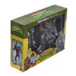 CREEPY EDDIE AND SHIBANO-SAMA TEENAGE MUTANT NINJA TURTLES CARTOON. Neca incorpora a su catálogo este set de figuras articuladas de Creepy Eddie y Shibano-Sama, basado en el cómic "Teenage Mutant Ninja Turtles: Saturday Morning Adventures". Ambas figuras tienen 18 cm de altura e incluyen 6x pares de manos intercambiables, 1x katana, 2x partes inferiores fantasmales, 1x par de tirantes removibles de Creepy Eddie, 1x casco Dream-O-Vision (compatible con la mayoría de las figuras de esta colección), y otros accesorios. El set incorpora una base de exposición con brazo articulado oficial de Neca. Presentado en una caja ilustrada con ventana.