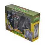 CREEPY EDDIE AND SHIBANO-SAMA TEENAGE MUTANT NINJA TURTLES CARTOON. Neca incorpora a su catálogo este set de figuras articuladas de Creepy Eddie y Shibano-Sama, basado en el cómic "Teenage Mutant Ninja Turtles: Saturday Morning Adventures". Ambas figuras tienen 18 cm de altura e incluyen 6x pares de manos intercambiables, 1x katana, 2x partes inferiores fantasmales, 1x par de tirantes removibles de Creepy Eddie, 1x casco Dream-O-Vision (compatible con la mayoría de las figuras de esta colección), y otros accesorios. El set incorpora una base de exposición con brazo articulado oficial de Neca. Presentado en una caja ilustrada con ventana.