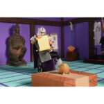 CREEPY EDDIE AND SHIBANO-SAMA TEENAGE MUTANT NINJA TURTLES CARTOON. Neca incorpora a su catálogo este set de figuras articuladas de Creepy Eddie y Shibano-Sama, basado en el cómic "Teenage Mutant Ninja Turtles: Saturday Morning Adventures". Ambas figuras tienen 18 cm de altura e incluyen 6x pares de manos intercambiables, 1x katana, 2x partes inferiores fantasmales, 1x par de tirantes removibles de Creepy Eddie, 1x casco Dream-O-Vision (compatible con la mayoría de las figuras de esta colección), y otros accesorios. El set incorpora una base de exposición con brazo articulado oficial de Neca. Presentado en una caja ilustrada con ventana.