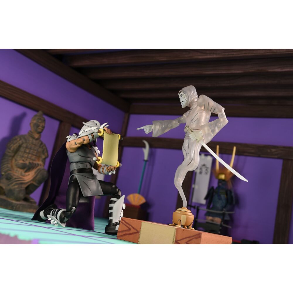 Creepy eddie and shibano-sama teenage mutant ninja turtles cartoon. Neca incorpora a su catálogo este set de figuras articuladas de creepy eddie y shibano-sama, basado en el cómic "teenage mutant ninja turtles: saturday morning adventures". Ambas figuras tienen 18 cm de altura e incluyen 6x pares de manos intercambiables, 1x katana, 2x partes inferiores fantasmales, 1x par de tirantes removibles de creepy eddie, 1x casco dream-o-vision (compatible con la mayoría de las figuras de esta colección), y otros accesorios. El set incorpora una base de exposición con brazo articulado oficial de neca. Presentado en una caja ilustrada con ventana.
