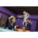 CREEPY EDDIE AND SHIBANO-SAMA TEENAGE MUTANT NINJA TURTLES CARTOON. Neca incorpora a su catálogo este set de figuras articuladas de Creepy Eddie y Shibano-Sama, basado en el cómic "Teenage Mutant Ninja Turtles: Saturday Morning Adventures". Ambas figuras tienen 18 cm de altura e incluyen 6x pares de manos intercambiables, 1x katana, 2x partes inferiores fantasmales, 1x par de tirantes removibles de Creepy Eddie, 1x casco Dream-O-Vision (compatible con la mayoría de las figuras de esta colección), y otros accesorios. El set incorpora una base de exposición con brazo articulado oficial de Neca. Presentado en una caja ilustrada con ventana.