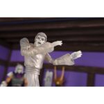 CREEPY EDDIE AND SHIBANO-SAMA TEENAGE MUTANT NINJA TURTLES CARTOON. Neca incorpora a su catálogo este set de figuras articuladas de Creepy Eddie y Shibano-Sama, basado en el cómic "Teenage Mutant Ninja Turtles: Saturday Morning Adventures". Ambas figuras tienen 18 cm de altura e incluyen 6x pares de manos intercambiables, 1x katana, 2x partes inferiores fantasmales, 1x par de tirantes removibles de Creepy Eddie, 1x casco Dream-O-Vision (compatible con la mayoría de las figuras de esta colección), y otros accesorios. El set incorpora una base de exposición con brazo articulado oficial de Neca. Presentado en una caja ilustrada con ventana.