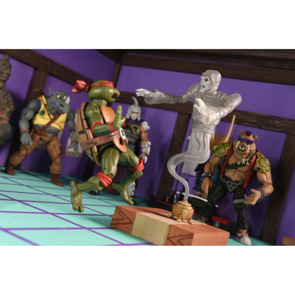 Creepy eddie and shibano-sama teenage mutant ninja turtles cartoon. Neca incorpora a su catálogo este set de figuras articuladas de creepy eddie y shibano-sama, basado en el cómic "teenage mutant ninja turtles: saturday morning adventures". Ambas figuras tienen 18 cm de altura e incluyen 6x pares de manos intercambiables, 1x katana, 2x partes inferiores fantasmales, 1x par de tirantes removibles de creepy eddie, 1x casco dream-o-vision (compatible con la mayoría de las figuras de esta colección), y otros accesorios. El set incorpora una base de exposición con brazo articulado oficial de neca. Presentado en una caja ilustrada con ventana.