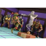 CREEPY EDDIE AND SHIBANO-SAMA TEENAGE MUTANT NINJA TURTLES CARTOON. Neca incorpora a su catálogo este set de figuras articuladas de Creepy Eddie y Shibano-Sama, basado en el cómic "Teenage Mutant Ninja Turtles: Saturday Morning Adventures". Ambas figuras tienen 18 cm de altura e incluyen 6x pares de manos intercambiables, 1x katana, 2x partes inferiores fantasmales, 1x par de tirantes removibles de Creepy Eddie, 1x casco Dream-O-Vision (compatible con la mayoría de las figuras de esta colección), y otros accesorios. El set incorpora una base de exposición con brazo articulado oficial de Neca. Presentado en una caja ilustrada con ventana.