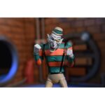 CREEPY EDDIE AND SHIBANO-SAMA TEENAGE MUTANT NINJA TURTLES CARTOON. Neca incorpora a su catálogo este set de figuras articuladas de Creepy Eddie y Shibano-Sama, basado en el cómic "Teenage Mutant Ninja Turtles: Saturday Morning Adventures". Ambas figuras tienen 18 cm de altura e incluyen 6x pares de manos intercambiables, 1x katana, 2x partes inferiores fantasmales, 1x par de tirantes removibles de Creepy Eddie, 1x casco Dream-O-Vision (compatible con la mayoría de las figuras de esta colección), y otros accesorios. El set incorpora una base de exposición con brazo articulado oficial de Neca. Presentado en una caja ilustrada con ventana.