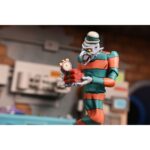 CREEPY EDDIE AND SHIBANO-SAMA TEENAGE MUTANT NINJA TURTLES CARTOON. Neca incorpora a su catálogo este set de figuras articuladas de Creepy Eddie y Shibano-Sama, basado en el cómic "Teenage Mutant Ninja Turtles: Saturday Morning Adventures". Ambas figuras tienen 18 cm de altura e incluyen 6x pares de manos intercambiables, 1x katana, 2x partes inferiores fantasmales, 1x par de tirantes removibles de Creepy Eddie, 1x casco Dream-O-Vision (compatible con la mayoría de las figuras de esta colección), y otros accesorios. El set incorpora una base de exposición con brazo articulado oficial de Neca. Presentado en una caja ilustrada con ventana.