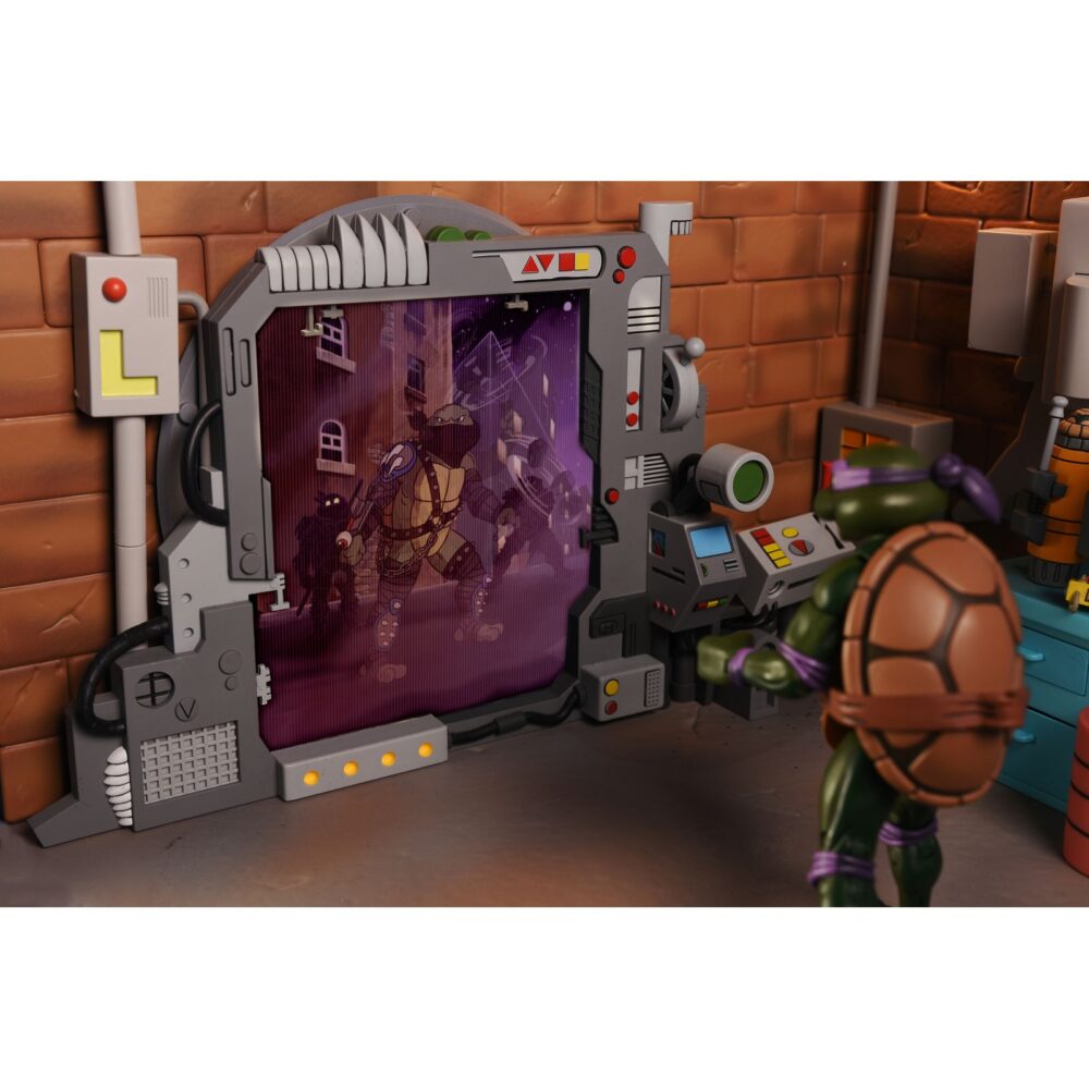 Ultimate dark leo teenage mutant ninja turtles cartoon. Neca suma a su colección la figura articulada ultimate dark leo, la versión oscura de leonardo tras cruzar el portal de donatello y caer bajo el control de shredder. Basada en el número 20 del cómic "teenage mutant ninja turtles: saturday morning adventures", esta figura viene con varios accesorios: 2x espadas, 1x maza, 4x manos intercambiables, 1x máscara de control mental compatible con otras figuras (se venden por separado) y 1x lámina hoolográfica para recrear el portal. Mide aproximadamente 18 cm y se presenta en una caja ilustrada con ventana y tapa abatible.