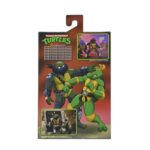 ULTIMATE DARK LEO TEENAGE MUTANT NINJA TURTLES CARTOON. Neca suma a su colección la figura articulada Ultimate Dark Leo, la versión oscura de Leonardo tras cruzar el portal de Donatello y caer bajo el control de Shredder. Basada en el número 20 del cómic "Teenage Mutant Ninja Turtles: Saturday Morning Adventures", esta figura viene con varios accesorios: 2x espadas, 1x maza, 4x manos intercambiables, 1x máscara de control mental compatible con otras figuras (se venden por separado) y 1x lámina hoolográfica para recrear el portal. Mide aproximadamente 18 cm y se presenta en una caja ilustrada con ventana y tapa abatible.