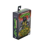 ULTIMATE DARK LEO TEENAGE MUTANT NINJA TURTLES CARTOON. Neca suma a su colección la figura articulada Ultimate Dark Leo, la versión oscura de Leonardo tras cruzar el portal de Donatello y caer bajo el control de Shredder. Basada en el número 20 del cómic "Teenage Mutant Ninja Turtles: Saturday Morning Adventures", esta figura viene con varios accesorios: 2x espadas, 1x maza, 4x manos intercambiables, 1x máscara de control mental compatible con otras figuras (se venden por separado) y 1x lámina hoolográfica para recrear el portal. Mide aproximadamente 18 cm y se presenta en una caja ilustrada con ventana y tapa abatible.