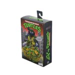 ULTIMATE DARK LEO TEENAGE MUTANT NINJA TURTLES CARTOON. Neca suma a su colección la figura articulada Ultimate Dark Leo, la versión oscura de Leonardo tras cruzar el portal de Donatello y caer bajo el control de Shredder. Basada en el número 20 del cómic "Teenage Mutant Ninja Turtles: Saturday Morning Adventures", esta figura viene con varios accesorios: 2x espadas, 1x maza, 4x manos intercambiables, 1x máscara de control mental compatible con otras figuras (se venden por separado) y 1x lámina hoolográfica para recrear el portal. Mide aproximadamente 18 cm y se presenta en una caja ilustrada con ventana y tapa abatible.