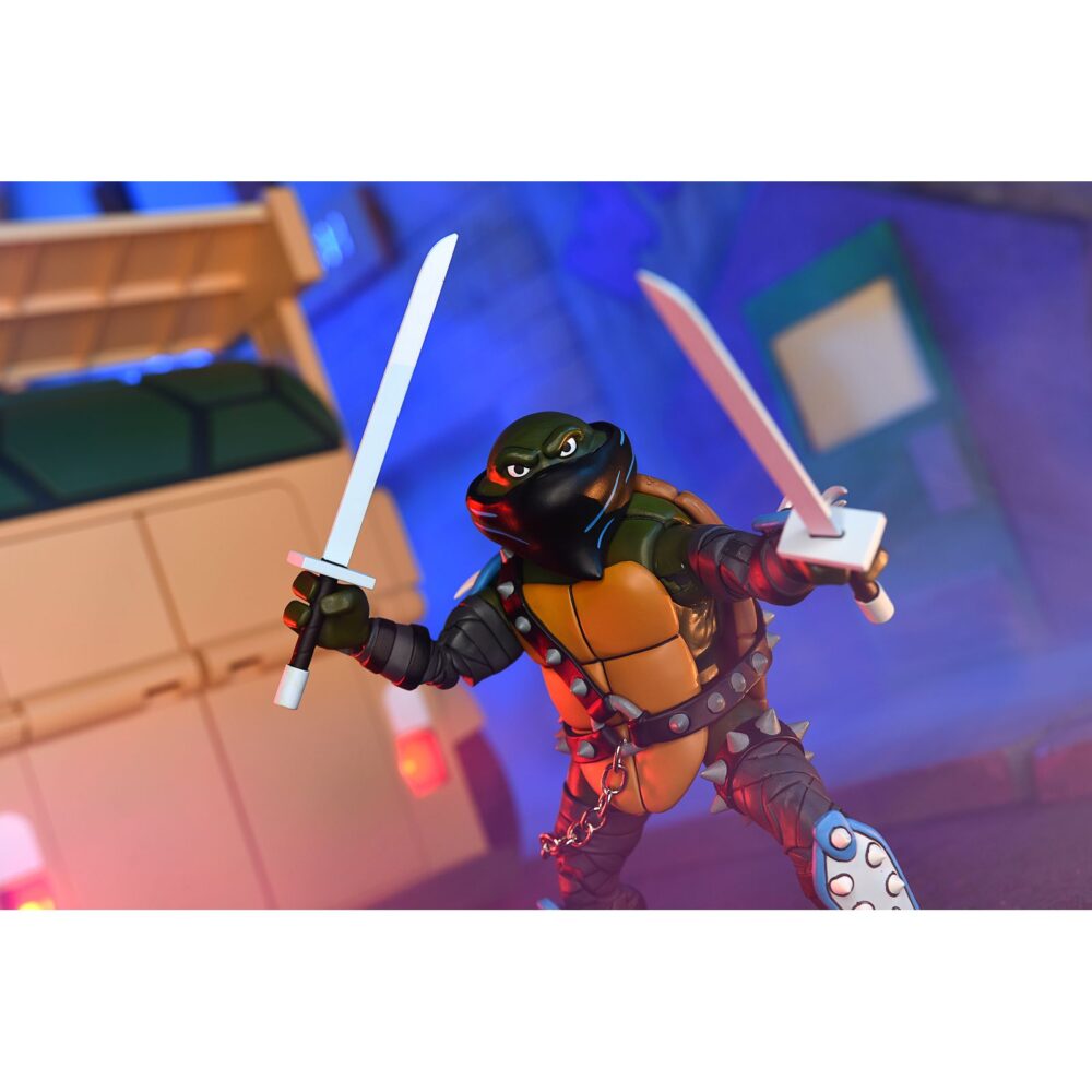 Ultimate dark leo teenage mutant ninja turtles cartoon. Neca suma a su colección la figura articulada ultimate dark leo, la versión oscura de leonardo tras cruzar el portal de donatello y caer bajo el control de shredder. Basada en el número 20 del cómic "teenage mutant ninja turtles: saturday morning adventures", esta figura viene con varios accesorios: 2x espadas, 1x maza, 4x manos intercambiables, 1x máscara de control mental compatible con otras figuras (se venden por separado) y 1x lámina hoolográfica para recrear el portal. Mide aproximadamente 18 cm y se presenta en una caja ilustrada con ventana y tapa abatible.