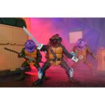 ULTIMATE DARK LEO TEENAGE MUTANT NINJA TURTLES CARTOON. Neca suma a su colección la figura articulada Ultimate Dark Leo, la versión oscura de Leonardo tras cruzar el portal de Donatello y caer bajo el control de Shredder. Basada en el número 20 del cómic "Teenage Mutant Ninja Turtles: Saturday Morning Adventures", esta figura viene con varios accesorios: 2x espadas, 1x maza, 4x manos intercambiables, 1x máscara de control mental compatible con otras figuras (se venden por separado) y 1x lámina hoolográfica para recrear el portal. Mide aproximadamente 18 cm y se presenta en una caja ilustrada con ventana y tapa abatible.