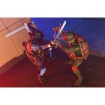 ULTIMATE DARK LEO TEENAGE MUTANT NINJA TURTLES CARTOON. Neca suma a su colección la figura articulada Ultimate Dark Leo, la versión oscura de Leonardo tras cruzar el portal de Donatello y caer bajo el control de Shredder. Basada en el número 20 del cómic "Teenage Mutant Ninja Turtles: Saturday Morning Adventures", esta figura viene con varios accesorios: 2x espadas, 1x maza, 4x manos intercambiables, 1x máscara de control mental compatible con otras figuras (se venden por separado) y 1x lámina hoolográfica para recrear el portal. Mide aproximadamente 18 cm y se presenta en una caja ilustrada con ventana y tapa abatible.