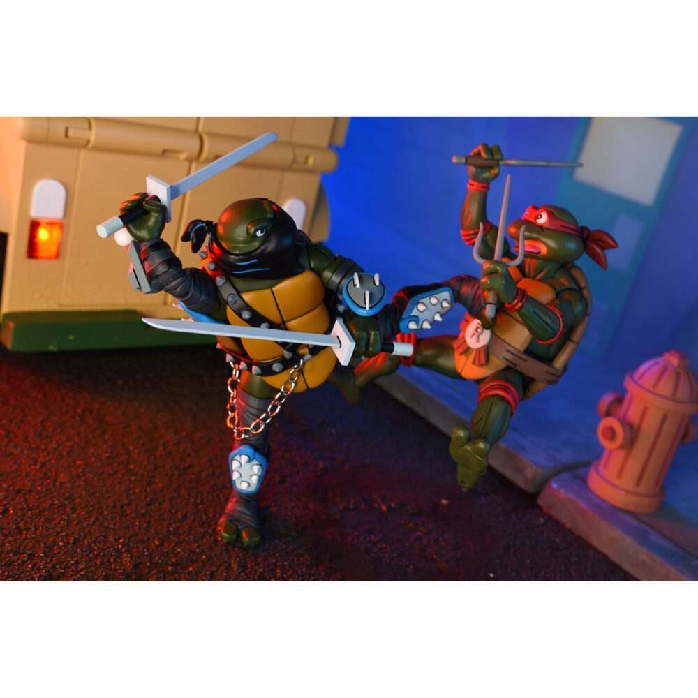 Ultimate dark leo teenage mutant ninja turtles cartoon. Neca suma a su colección la figura articulada ultimate dark leo, la versión oscura de leonardo tras cruzar el portal de donatello y caer bajo el control de shredder. Basada en el número 20 del cómic "teenage mutant ninja turtles: saturday morning adventures", esta figura viene con varios accesorios: 2x espadas, 1x maza, 4x manos intercambiables, 1x máscara de control mental compatible con otras figuras (se venden por separado) y 1x lámina hoolográfica para recrear el portal. Mide aproximadamente 18 cm y se presenta en una caja ilustrada con ventana y tapa abatible.