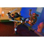 ULTIMATE DARK LEO TEENAGE MUTANT NINJA TURTLES CARTOON. Neca suma a su colección la figura articulada Ultimate Dark Leo, la versión oscura de Leonardo tras cruzar el portal de Donatello y caer bajo el control de Shredder. Basada en el número 20 del cómic "Teenage Mutant Ninja Turtles: Saturday Morning Adventures", esta figura viene con varios accesorios: 2x espadas, 1x maza, 4x manos intercambiables, 1x máscara de control mental compatible con otras figuras (se venden por separado) y 1x lámina hoolográfica para recrear el portal. Mide aproximadamente 18 cm y se presenta en una caja ilustrada con ventana y tapa abatible.