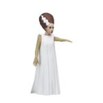 THE BRIDE OF FRANKENSTEIN UNIVERSAL MONSTERS TOONY TERRORS. Neca añade a su colección Toony Terrors la figura articulada a escala de la novia del monstruo de Frankenstein. Mide 15 cm y está inspirada en el personaje de la película de terror de 1935 “The Bride of Frankenstein” ("La novia de Frankenstein" en España). Puedes exponerla junto al resto de figuras de esta línea aunque se venden por separado. Lleva la diversión de los dibujos animados del sábado por la mañana a tu colección de terror con estos adorables bichitos. La serie 12 de la línea Toony Terrors de NECA trae más iconos de terror estilizados de Universal Monsters y muchos más. A los fans de las películas de terror clásicas les encantará este surtido de figuras de acción con el Hombre Invisible, la Novia de Frankenstein, la Criatura de la Laguna Negra y el Fantasma de la Ópera. Con una altura de 15 cm, cada figura se vende por separado y se presenta en un blíster.