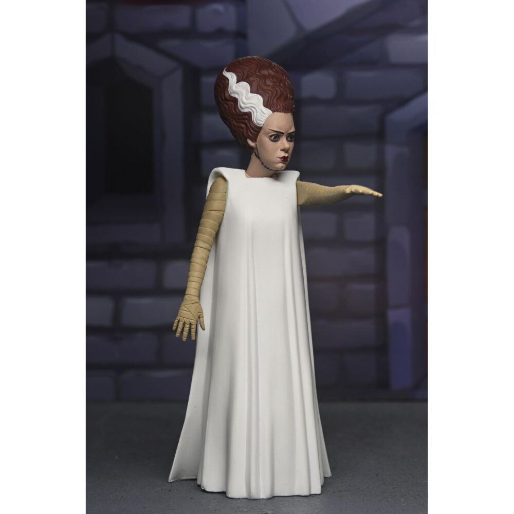 The bride of frankenstein universal monsters toony terrors. Neca añade a su colección toony terrors la figura articulada a escala de la novia del monstruo de frankenstein. Mide 15 cm y está inspirada en el personaje de la película de terror de 1935 “the bride of frankenstein” ("la novia de frankenstein" en españa). Puedes exponerla junto al resto de figuras de esta línea aunque se venden por separado. Lleva la diversión de los dibujos animados del sábado por la mañana a tu colección de terror con estos adorables bichitos. La serie 12 de la línea toony terrors de neca trae más iconos de terror estilizados de universal monsters y muchos más. A los fans de las películas de terror clásicas les encantará este surtido de figuras de acción con el hombre invisible, la novia de frankenstein, la criatura de la laguna negra y el fantasma de la ópera. Con una altura de 15 cm, cada figura se vende por separado y se presenta en un blíster.
