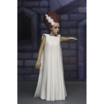 THE BRIDE OF FRANKENSTEIN UNIVERSAL MONSTERS TOONY TERRORS. Neca añade a su colección Toony Terrors la figura articulada a escala de la novia del monstruo de Frankenstein. Mide 15 cm y está inspirada en el personaje de la película de terror de 1935 “The Bride of Frankenstein” ("La novia de Frankenstein" en España). Puedes exponerla junto al resto de figuras de esta línea aunque se venden por separado. Lleva la diversión de los dibujos animados del sábado por la mañana a tu colección de terror con estos adorables bichitos. La serie 12 de la línea Toony Terrors de NECA trae más iconos de terror estilizados de Universal Monsters y muchos más. A los fans de las películas de terror clásicas les encantará este surtido de figuras de acción con el Hombre Invisible, la Novia de Frankenstein, la Criatura de la Laguna Negra y el Fantasma de la Ópera. Con una altura de 15 cm, cada figura se vende por separado y se presenta en un blíster.