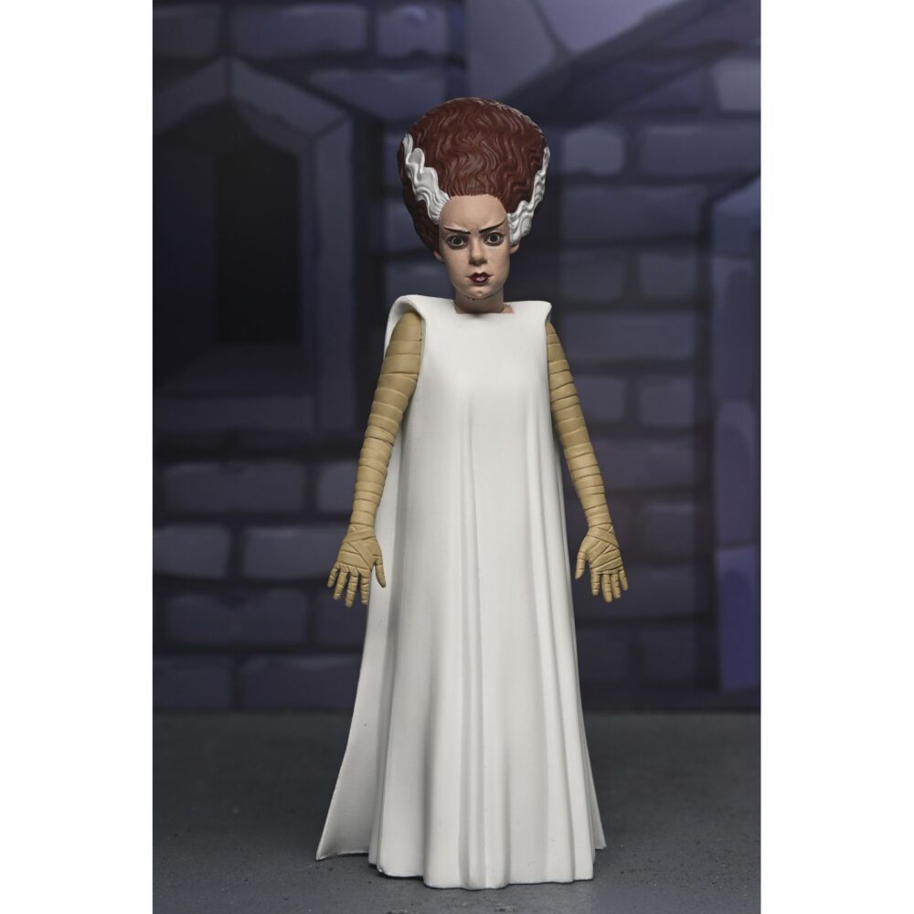 The bride of frankenstein universal monsters toony terrors. Neca añade a su colección toony terrors la figura articulada a escala de la novia del monstruo de frankenstein. Mide 15 cm y está inspirada en el personaje de la película de terror de 1935 “the bride of frankenstein” ("la novia de frankenstein" en españa). Puedes exponerla junto al resto de figuras de esta línea aunque se venden por separado. Lleva la diversión de los dibujos animados del sábado por la mañana a tu colección de terror con estos adorables bichitos. La serie 12 de la línea toony terrors de neca trae más iconos de terror estilizados de universal monsters y muchos más. A los fans de las películas de terror clásicas les encantará este surtido de figuras de acción con el hombre invisible, la novia de frankenstein, la criatura de la laguna negra y el fantasma de la ópera. Con una altura de 15 cm, cada figura se vende por separado y se presenta en un blíster.
