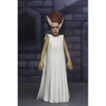 THE BRIDE OF FRANKENSTEIN UNIVERSAL MONSTERS TOONY TERRORS. Neca añade a su colección Toony Terrors la figura articulada a escala de la novia del monstruo de Frankenstein. Mide 15 cm y está inspirada en el personaje de la película de terror de 1935 “The Bride of Frankenstein” ("La novia de Frankenstein" en España). Puedes exponerla junto al resto de figuras de esta línea aunque se venden por separado. Lleva la diversión de los dibujos animados del sábado por la mañana a tu colección de terror con estos adorables bichitos. La serie 12 de la línea Toony Terrors de NECA trae más iconos de terror estilizados de Universal Monsters y muchos más. A los fans de las películas de terror clásicas les encantará este surtido de figuras de acción con el Hombre Invisible, la Novia de Frankenstein, la Criatura de la Laguna Negra y el Fantasma de la Ópera. Con una altura de 15 cm, cada figura se vende por separado y se presenta en un blíster.
