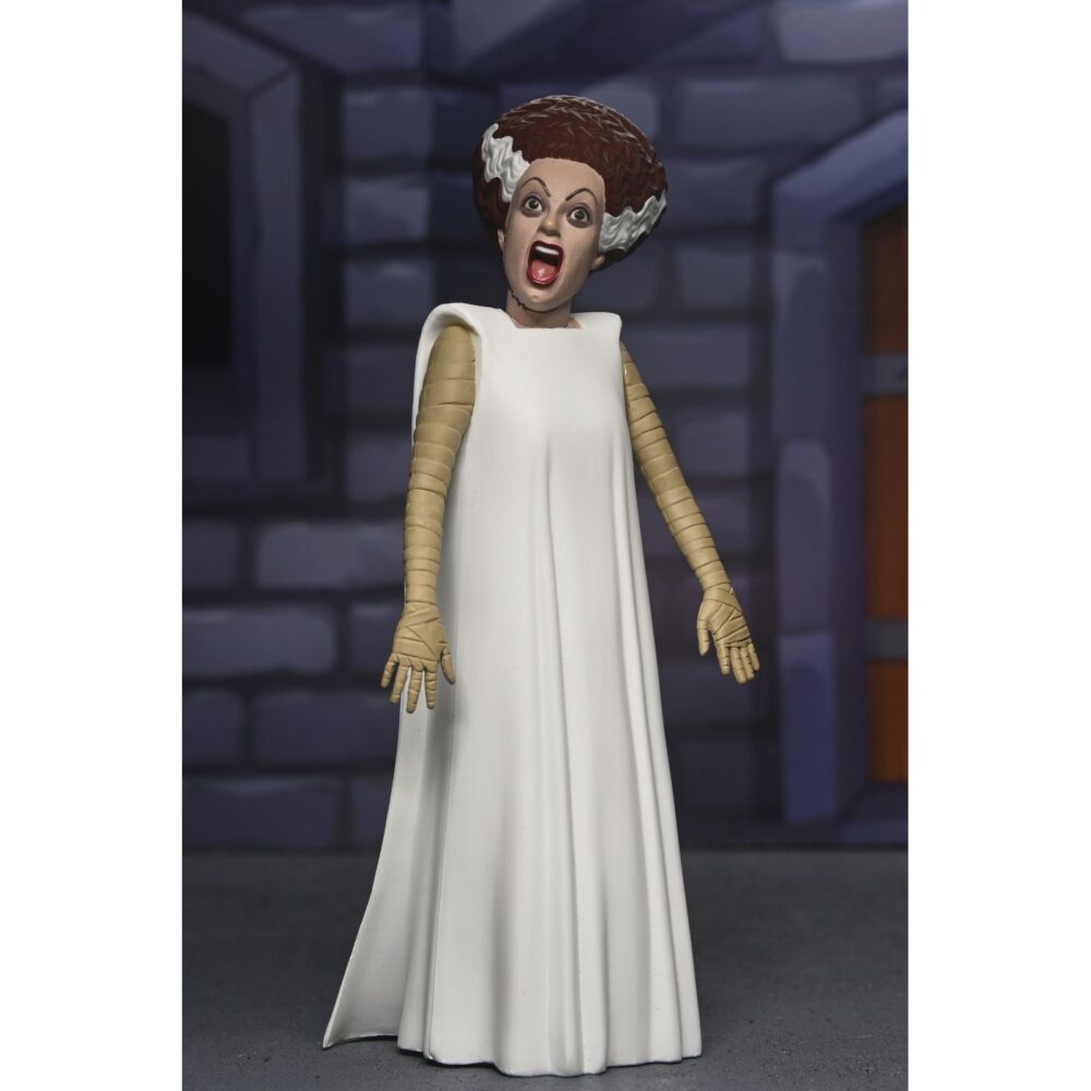 The bride of frankenstein universal monsters toony terrors. Neca añade a su colección toony terrors la figura articulada a escala de la novia del monstruo de frankenstein. Mide 15 cm y está inspirada en el personaje de la película de terror de 1935 “the bride of frankenstein” ("la novia de frankenstein" en españa). Puedes exponerla junto al resto de figuras de esta línea aunque se venden por separado. Lleva la diversión de los dibujos animados del sábado por la mañana a tu colección de terror con estos adorables bichitos. La serie 12 de la línea toony terrors de neca trae más iconos de terror estilizados de universal monsters y muchos más. A los fans de las películas de terror clásicas les encantará este surtido de figuras de acción con el hombre invisible, la novia de frankenstein, la criatura de la laguna negra y el fantasma de la ópera. Con una altura de 15 cm, cada figura se vende por separado y se presenta en un blíster.