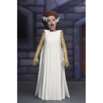 THE BRIDE OF FRANKENSTEIN UNIVERSAL MONSTERS TOONY TERRORS. Neca añade a su colección Toony Terrors la figura articulada a escala de la novia del monstruo de Frankenstein. Mide 15 cm y está inspirada en el personaje de la película de terror de 1935 “The Bride of Frankenstein” ("La novia de Frankenstein" en España). Puedes exponerla junto al resto de figuras de esta línea aunque se venden por separado. Lleva la diversión de los dibujos animados del sábado por la mañana a tu colección de terror con estos adorables bichitos. La serie 12 de la línea Toony Terrors de NECA trae más iconos de terror estilizados de Universal Monsters y muchos más. A los fans de las películas de terror clásicas les encantará este surtido de figuras de acción con el Hombre Invisible, la Novia de Frankenstein, la Criatura de la Laguna Negra y el Fantasma de la Ópera. Con una altura de 15 cm, cada figura se vende por separado y se presenta en un blíster.