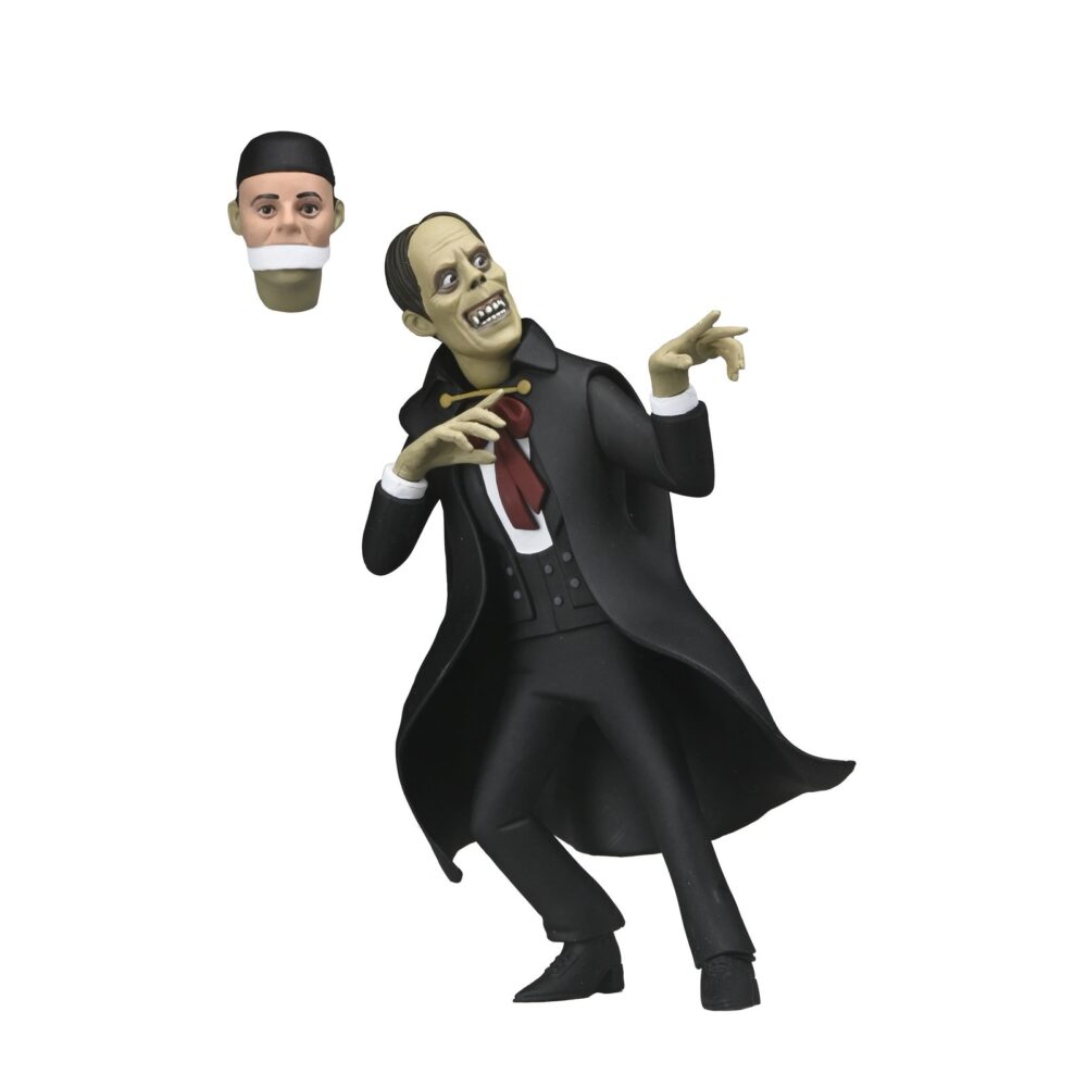 The phantom of the opera universal monsters toony terrors. Neca suma a su colección toony terrors la figura articulada a escala de erik, el fantasma de la ópera de parís. Mide 15 cm y está inspirada en el personaje de la película de terror mudo de 1925 "the phantom of the opera"  ("el fantasma de la ópera" en españa).   lleva la diversión de los dibujos animados del sábado por la mañana a tu colección de terror con estos adorables bichitos. La serie 12 de la línea toony terrors de neca trae más iconos de terror estilizados de universal monsters y muchos más. A los fans de las películas de terror clásicas les encantará este surtido de figuras de acción con el hombre invisible, la novia de frankenstein, la criatura de la laguna negra y el fantasma de la ópera. Con una altura de 15 cm, cada figura se vende por separado y se presenta en un blíster.