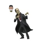 THE PHANTOM OF THE OPERA UNIVERSAL MONSTERS TOONY TERRORS. Neca suma a su colección Toony Terrors la figura articulada a escala de Erik, el fantasma de la Ópera de París. Mide 15 cm y está inspirada en el personaje de la película de terror mudo de 1925 "The Phantom of the Opera"  ("El fantasma de la ópera" en España).  Lleva la diversión de los dibujos animados del sábado por la mañana a tu colección de terror con estos adorables bichitos. La serie 12 de la línea Toony Terrors de NECA trae más iconos de terror estilizados de Universal Monsters y muchos más. A los fans de las películas de terror clásicas les encantará este surtido de figuras de acción con el Hombre Invisible, la Novia de Frankenstein, la Criatura de la Laguna Negra y el Fantasma de la Ópera. Con una altura de 15 cm, cada figura se vende por separado y se presenta en un blíster.