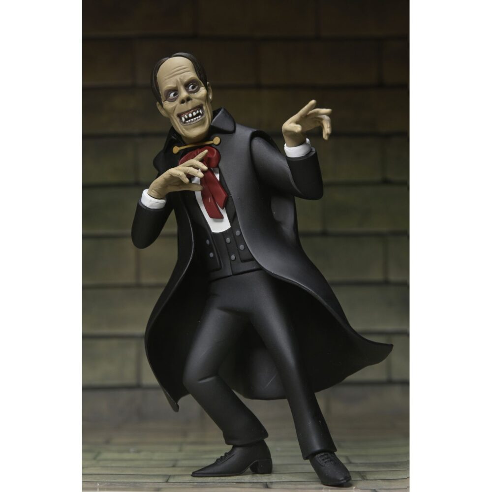 The phantom of the opera universal monsters toony terrors. Neca suma a su colección toony terrors la figura articulada a escala de erik, el fantasma de la ópera de parís. Mide 15 cm y está inspirada en el personaje de la película de terror mudo de 1925 "the phantom of the opera"  ("el fantasma de la ópera" en españa).   lleva la diversión de los dibujos animados del sábado por la mañana a tu colección de terror con estos adorables bichitos. La serie 12 de la línea toony terrors de neca trae más iconos de terror estilizados de universal monsters y muchos más. A los fans de las películas de terror clásicas les encantará este surtido de figuras de acción con el hombre invisible, la novia de frankenstein, la criatura de la laguna negra y el fantasma de la ópera. Con una altura de 15 cm, cada figura se vende por separado y se presenta en un blíster.
