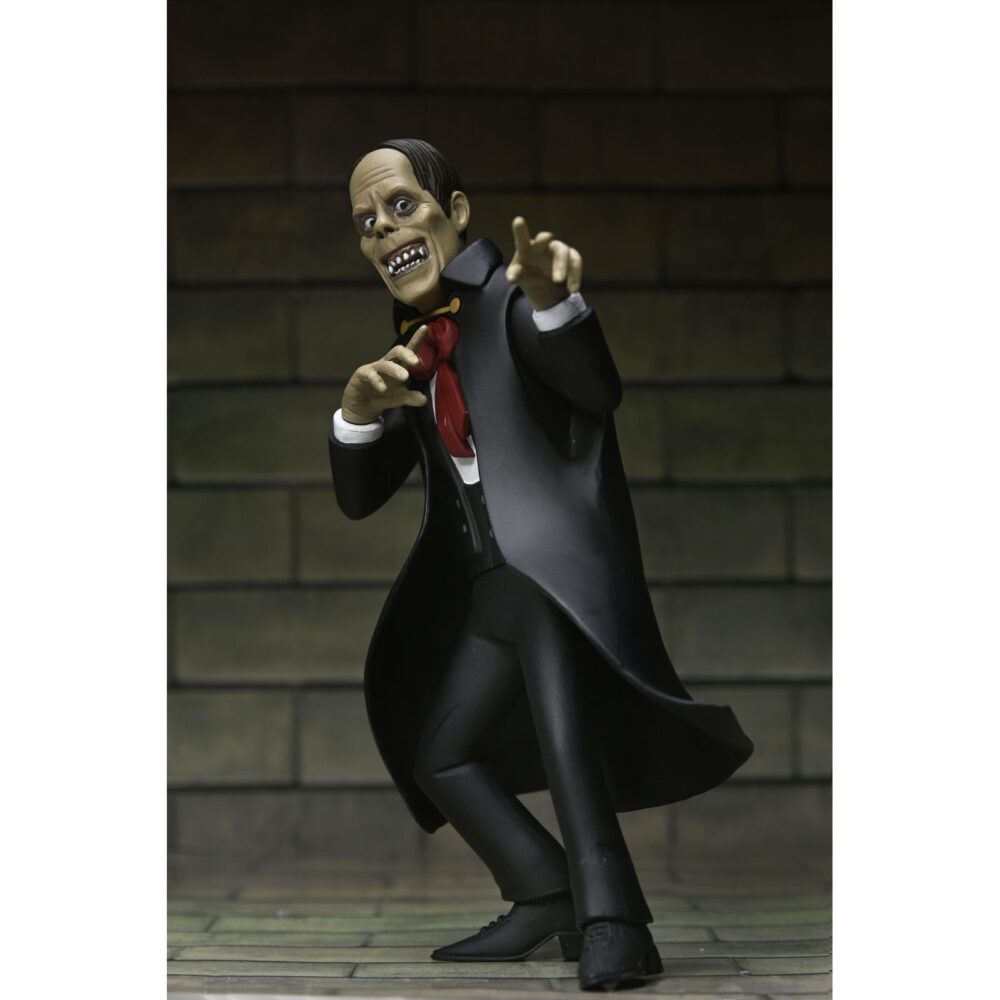 The phantom of the opera universal monsters toony terrors. Neca suma a su colección toony terrors la figura articulada a escala de erik, el fantasma de la ópera de parís. Mide 15 cm y está inspirada en el personaje de la película de terror mudo de 1925 "the phantom of the opera"  ("el fantasma de la ópera" en españa).   lleva la diversión de los dibujos animados del sábado por la mañana a tu colección de terror con estos adorables bichitos. La serie 12 de la línea toony terrors de neca trae más iconos de terror estilizados de universal monsters y muchos más. A los fans de las películas de terror clásicas les encantará este surtido de figuras de acción con el hombre invisible, la novia de frankenstein, la criatura de la laguna negra y el fantasma de la ópera. Con una altura de 15 cm, cada figura se vende por separado y se presenta en un blíster.
