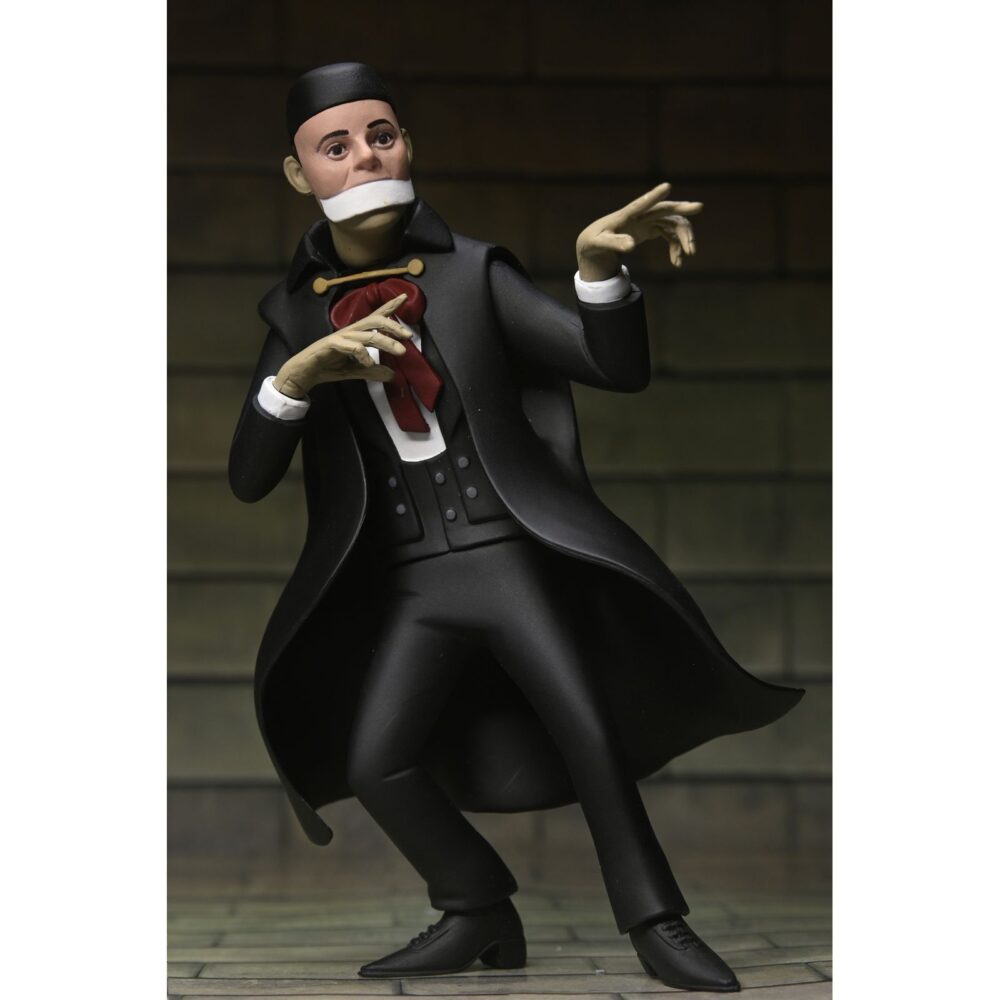 The phantom of the opera universal monsters toony terrors. Neca suma a su colección toony terrors la figura articulada a escala de erik, el fantasma de la ópera de parís. Mide 15 cm y está inspirada en el personaje de la película de terror mudo de 1925 "the phantom of the opera"  ("el fantasma de la ópera" en españa).   lleva la diversión de los dibujos animados del sábado por la mañana a tu colección de terror con estos adorables bichitos. La serie 12 de la línea toony terrors de neca trae más iconos de terror estilizados de universal monsters y muchos más. A los fans de las películas de terror clásicas les encantará este surtido de figuras de acción con el hombre invisible, la novia de frankenstein, la criatura de la laguna negra y el fantasma de la ópera. Con una altura de 15 cm, cada figura se vende por separado y se presenta en un blíster.