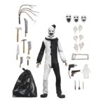 ULTIMATE ART THE CLOWN TERRIFIER.Neca suma a su colección Ultimate la figura articulada de Art the Clown, el escalofriante payaso asesino de la película "Terrifier". Esta figura de 18 cm incluye 3x placas faciales intercambiables, 3x pares de manos, 5x cuchillos, 1x sierra, 1x taladro, 1x pistola, 1x muñeca, 1x bolsa de basura y otros accesorios que evocan las escenas más perturbadoras del film. Se presenta en una caja con ventana y solapa frontal.