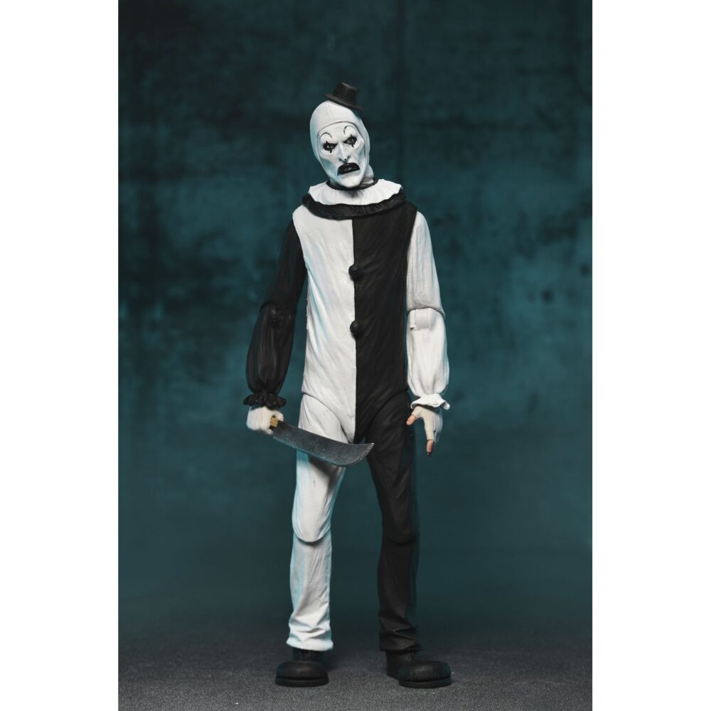 Ultimate art the clown terrifier. Neca suma a su colección ultimate la figura articulada de art the clown, el escalofriante payaso asesino de la película "terrifier". Esta figura de 18 cm incluye 3x placas faciales intercambiables, 3x pares de manos, 5x cuchillos, 1x sierra, 1x taladro, 1x pistola, 1x muñeca, 1x bolsa de basura y otros accesorios que evocan las escenas más perturbadoras del film. Se presenta en una caja con ventana y solapa frontal.