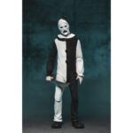 ULTIMATE ART THE CLOWN TERRIFIER.Neca suma a su colección Ultimate la figura articulada de Art the Clown, el escalofriante payaso asesino de la película "Terrifier". Esta figura de 18 cm incluye 3x placas faciales intercambiables, 3x pares de manos, 5x cuchillos, 1x sierra, 1x taladro, 1x pistola, 1x muñeca, 1x bolsa de basura y otros accesorios que evocan las escenas más perturbadoras del film. Se presenta en una caja con ventana y solapa frontal.