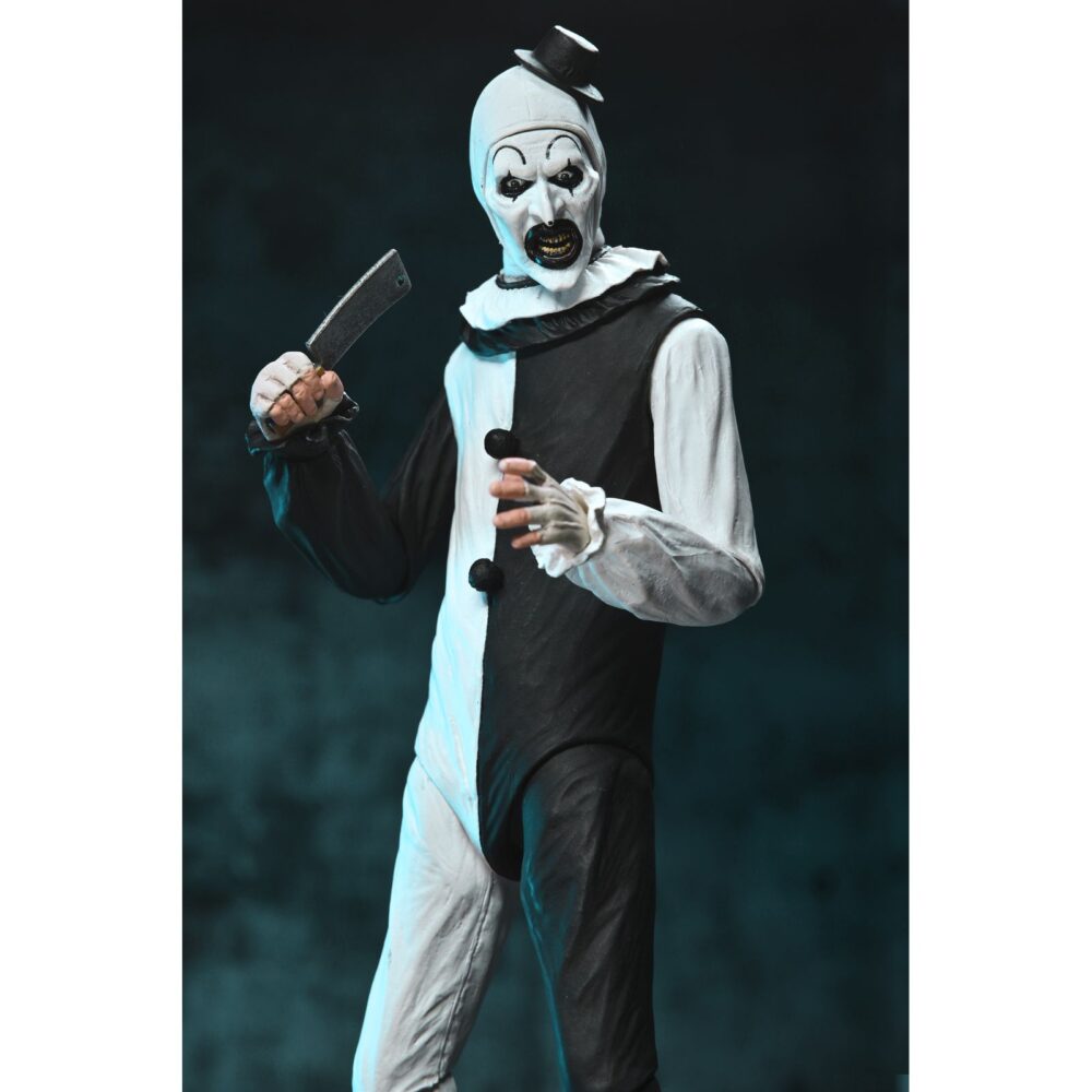 Ultimate art the clown terrifier. Neca suma a su colección ultimate la figura articulada de art the clown, el escalofriante payaso asesino de la película "terrifier". Esta figura de 18 cm incluye 3x placas faciales intercambiables, 3x pares de manos, 5x cuchillos, 1x sierra, 1x taladro, 1x pistola, 1x muñeca, 1x bolsa de basura y otros accesorios que evocan las escenas más perturbadoras del film. Se presenta en una caja con ventana y solapa frontal.