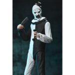 ULTIMATE ART THE CLOWN TERRIFIER.Neca suma a su colección Ultimate la figura articulada de Art the Clown, el escalofriante payaso asesino de la película "Terrifier". Esta figura de 18 cm incluye 3x placas faciales intercambiables, 3x pares de manos, 5x cuchillos, 1x sierra, 1x taladro, 1x pistola, 1x muñeca, 1x bolsa de basura y otros accesorios que evocan las escenas más perturbadoras del film. Se presenta en una caja con ventana y solapa frontal.