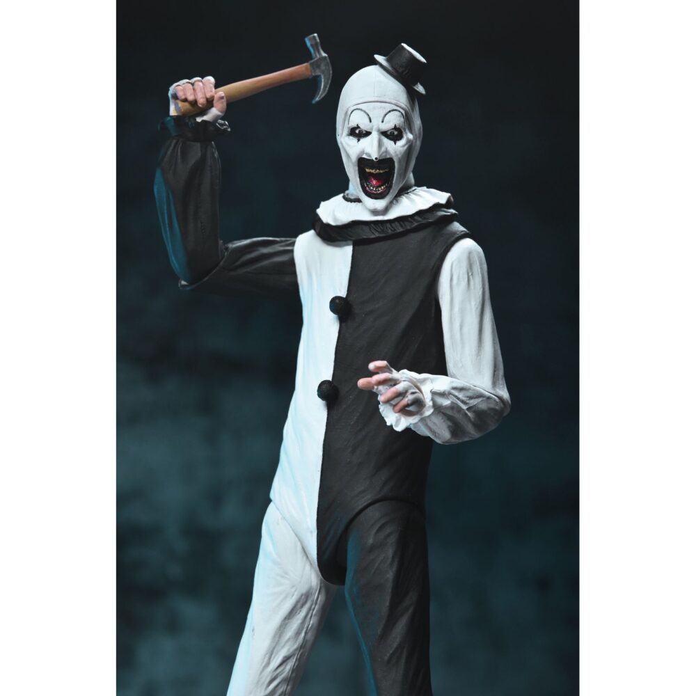 Ultimate art the clown terrifier. Neca suma a su colección ultimate la figura articulada de art the clown, el escalofriante payaso asesino de la película "terrifier". Esta figura de 18 cm incluye 3x placas faciales intercambiables, 3x pares de manos, 5x cuchillos, 1x sierra, 1x taladro, 1x pistola, 1x muñeca, 1x bolsa de basura y otros accesorios que evocan las escenas más perturbadoras del film. Se presenta en una caja con ventana y solapa frontal.